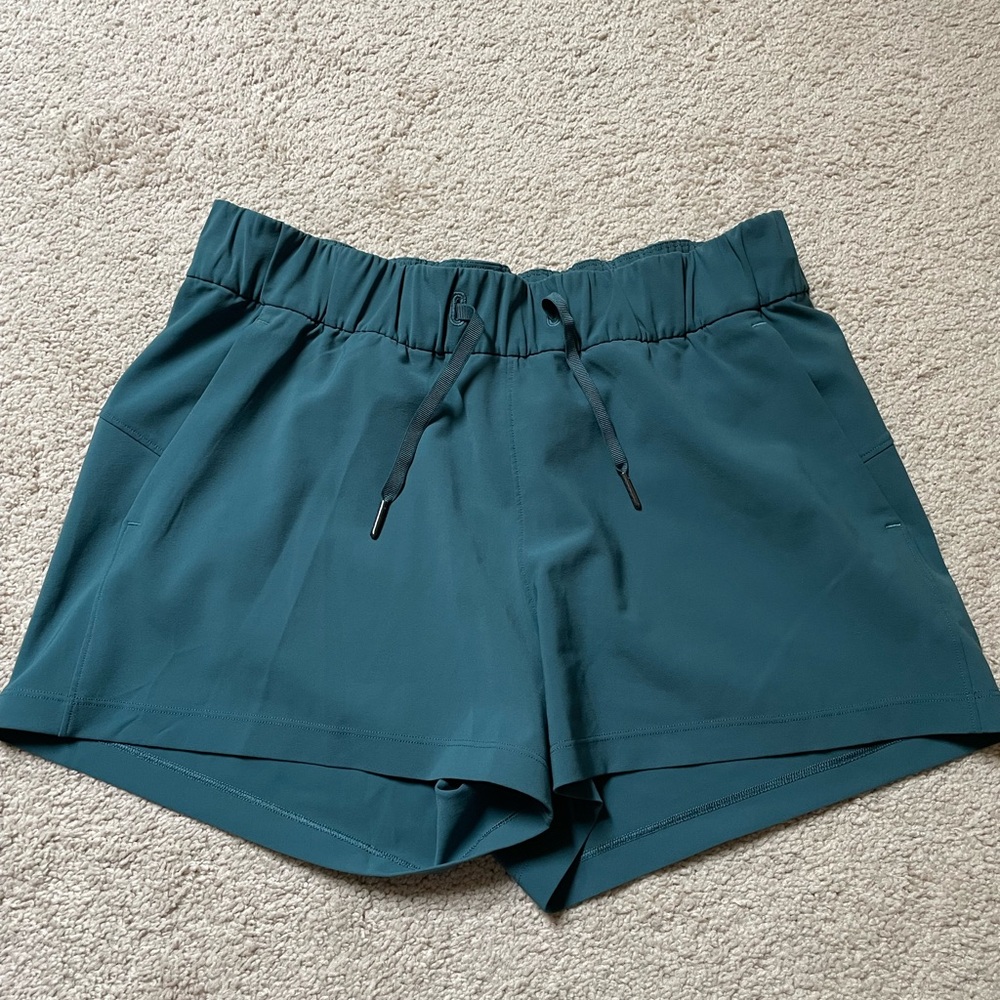 Lululemon on the fly shorts Cascades